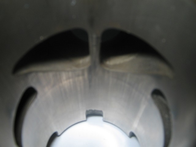 Cylindre Malossi Gr2
Forme de la barrette de type "moustache"

